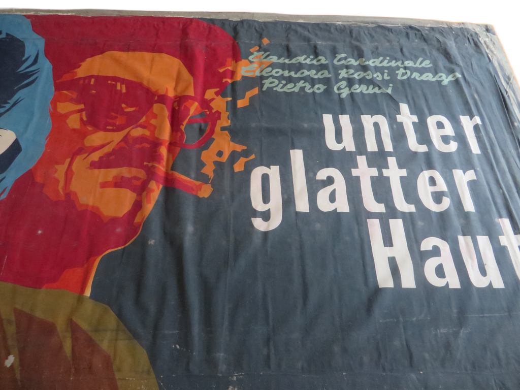 Uniek Monumentaal Bioscoopdoek (4.80x2.50m) – Handgeschilderd Canvas "Unter glatter Haut" (1965) met Claudia Cardinale - Gecertificeerd Kino FVP