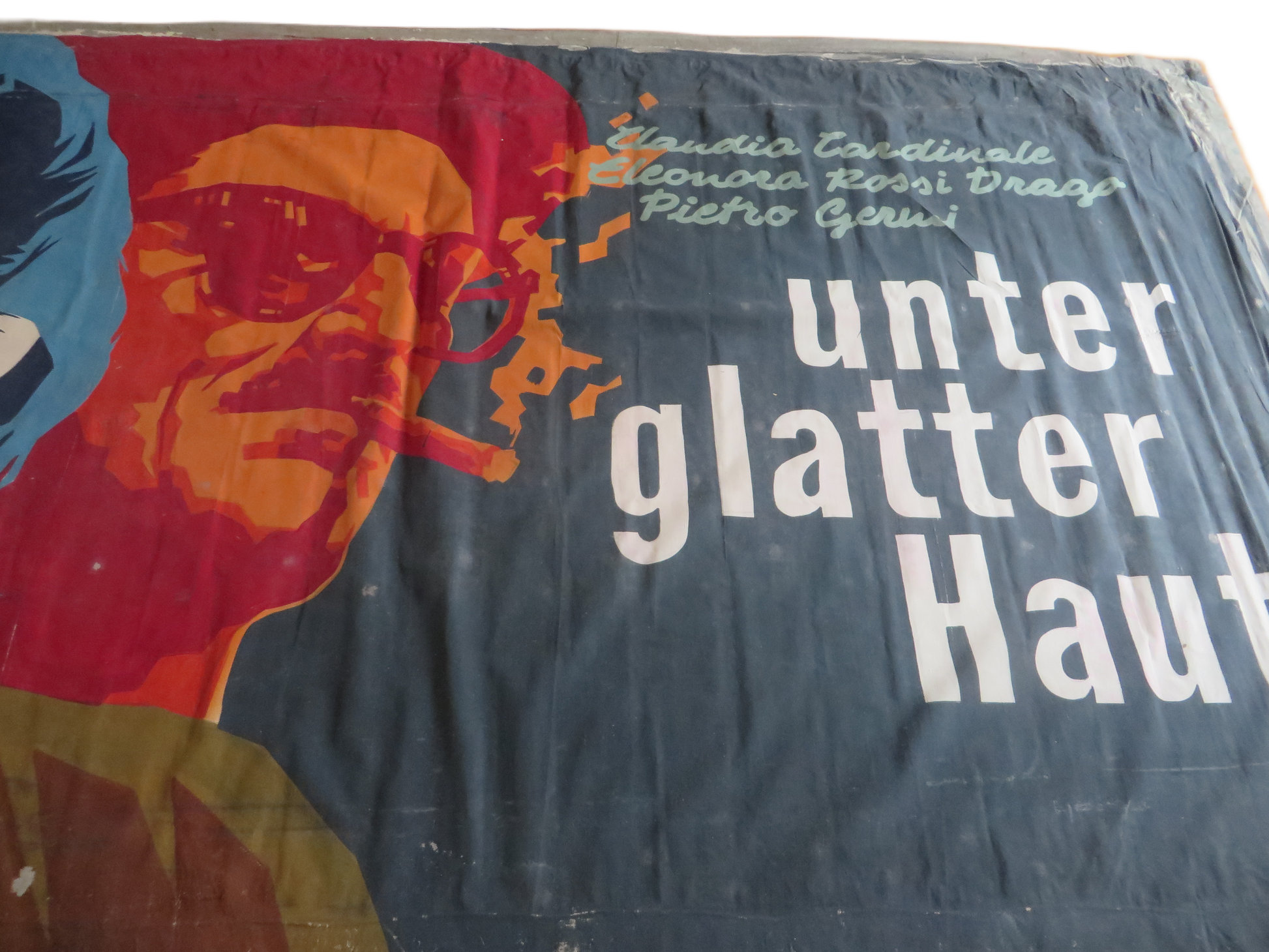 Uniek Monumentaal Bioscoopdoek (4.80x2.50m) – Handgeschilderd Canvas "Unter glatter Haut" (1965) met Claudia Cardinale - Gecertificeerd Kino FVP