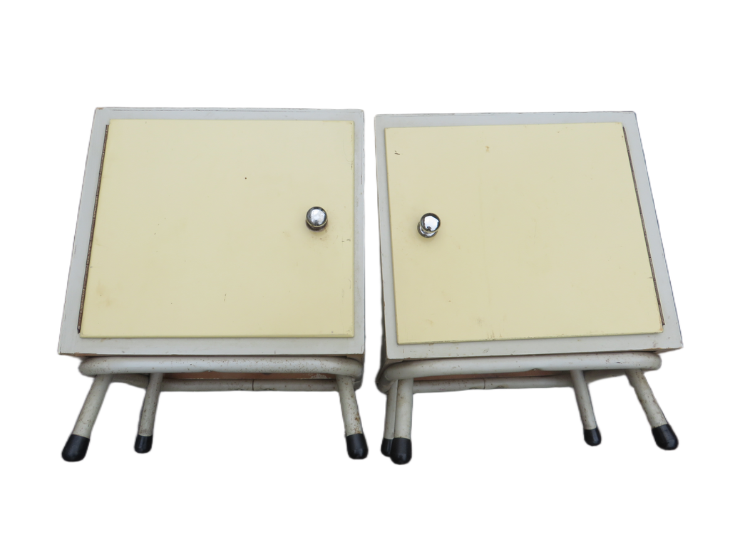 Twee Finse jaren 50/60 nachtkastjes