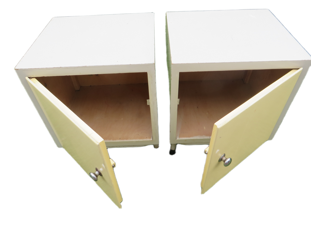 Twee Finse jaren 50/60 nachtkastjes