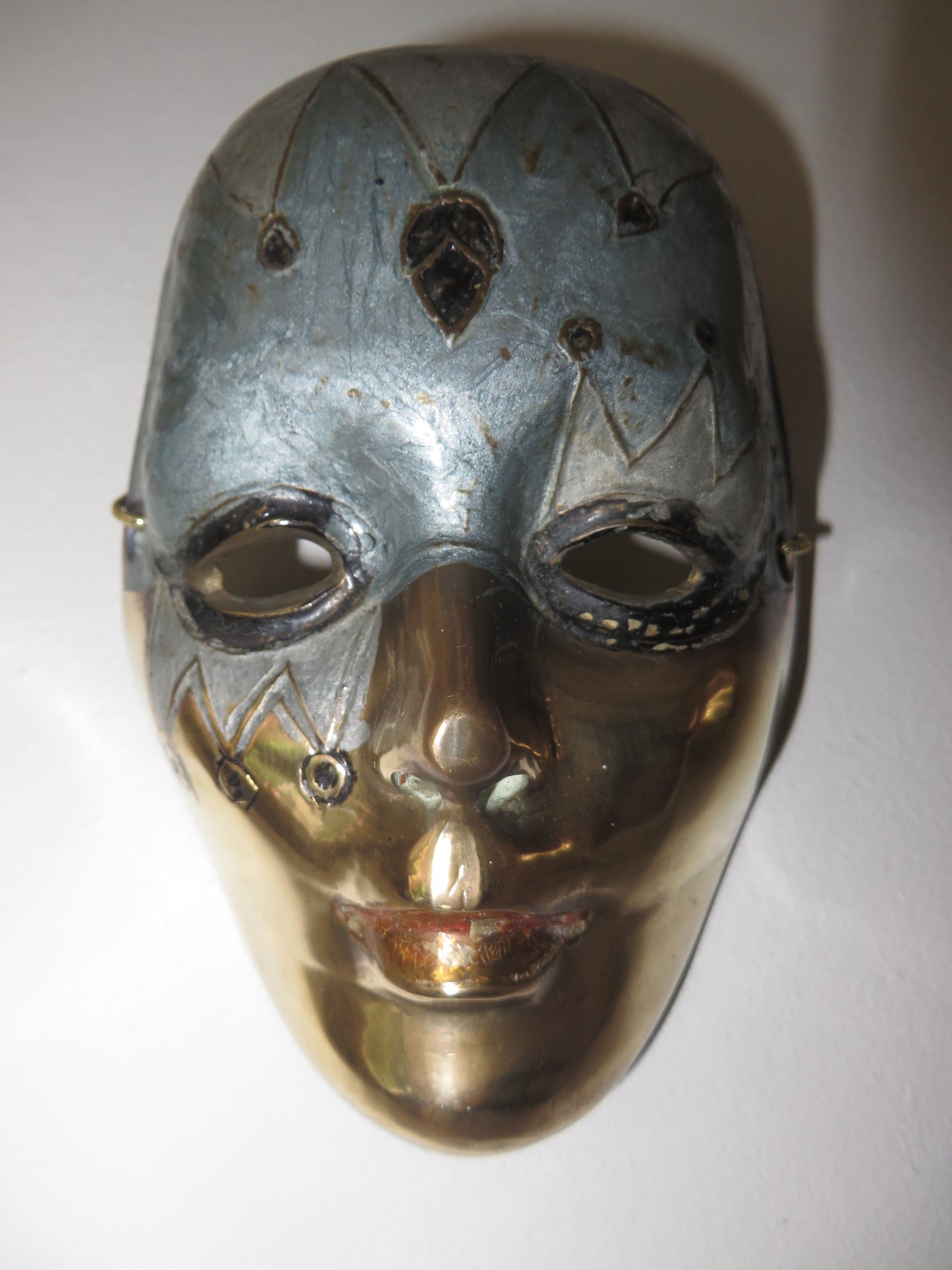 Koperen / messing masker – Handbeschilderd vintage wandobject
