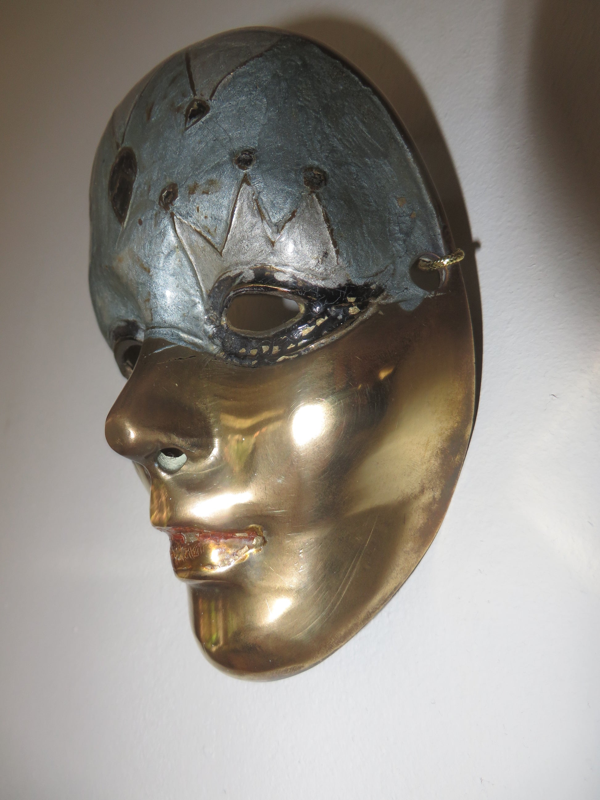 Koperen / messing masker – Handbeschilderd vintage wandobject