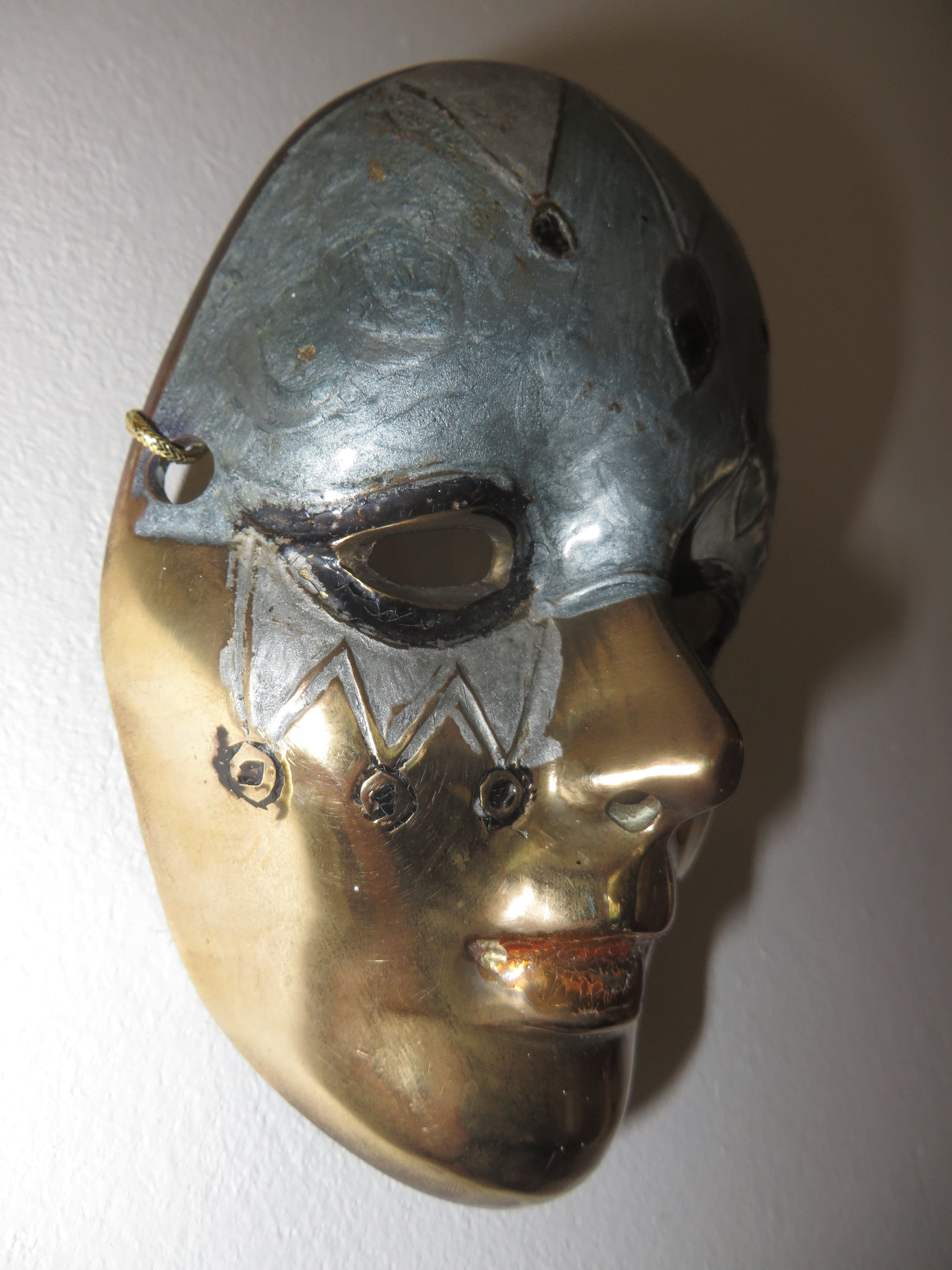 Koperen / messing masker – Handbeschilderd vintage wandobject
