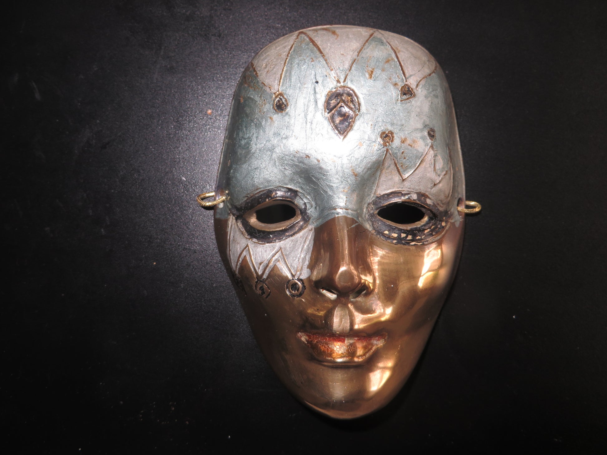Koperen / messing masker – Handbeschilderd vintage wandobject