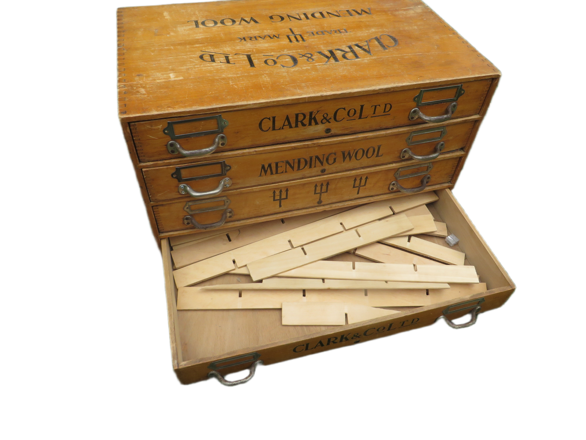 Antieke Fourniturenkast Clark & Co Ltd - "Mending Wool" 1920